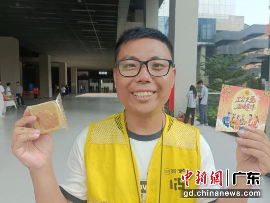 图为外卖骑手收到月饼。 广州市总工会 供图 图为外卖骑手收到月饼。 广州市总工会 供图