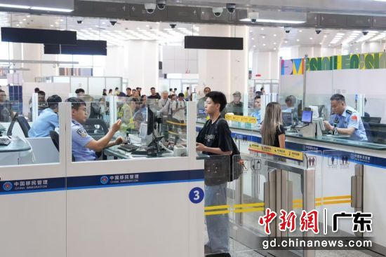 中秋假期横琴口岸出入境客流平稳有序,累计查验约35万人次。何天洋 摄 中秋假期横琴口岸出入境客流平稳有序,累计查验约35万人次。何天洋 摄