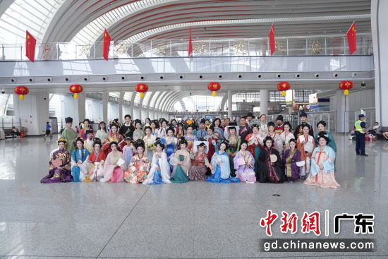 2026广州汉服文化季在广州白云站启幕。国铁广州局 供图 2026广州汉服文化季在广州白云站启幕。国铁广州局 供图