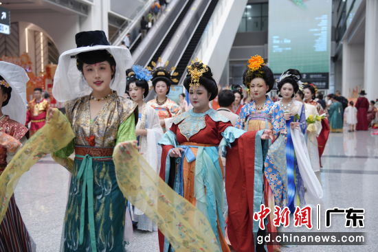 汉服文化爱好者穿着汉服在广州白云站中庭巡游。国铁广州局 供图 汉服文化爱好者穿着汉服在广州白云站中庭巡游。国铁广州局 供图