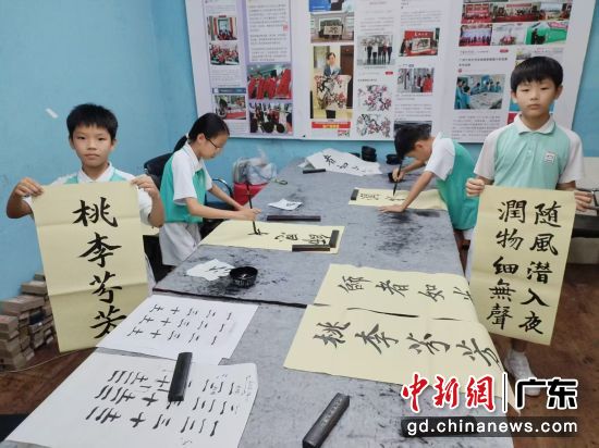 获奖学生在写书法。受访方 供图 获奖学生在写书法。受访方 供图