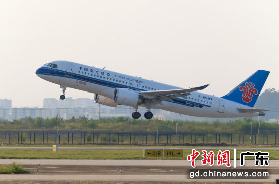 南航C919国产打飞机正式首航广州至青岛航线。南方航空 供图 南航C919国产打飞机正式首航广州至青岛航线。南方航空 供图