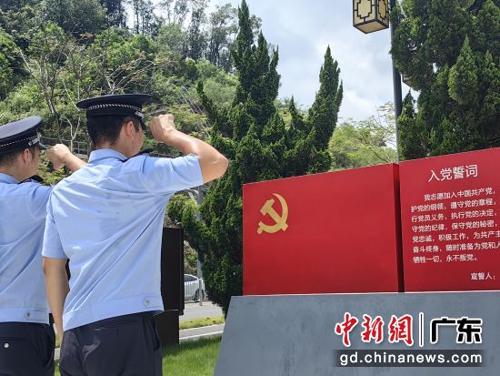 重温入党誓词。周飞燕 摄 重温入党誓词。周飞燕 摄