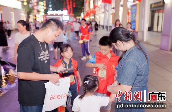 义卖活动现场。受访方 供图 义卖活动现场。受访方 供图