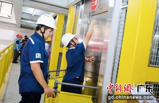 图为香港选手正在进行电梯紧急救援操作。广东省市场监管局 供图 图为香港选手正在进行电梯紧急救援操作。广东省市场监管局 供图