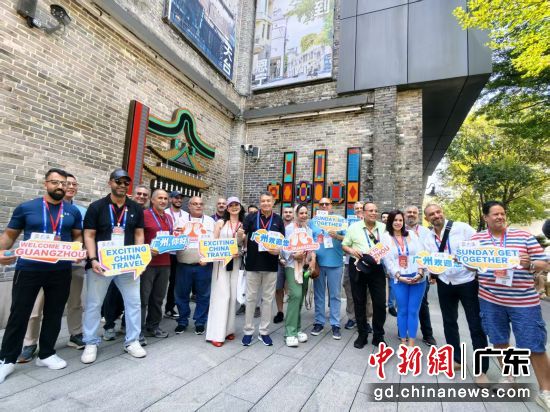 外国嘉宾代表走进广州永庆坊。广之旅 供图 外国嘉宾代表走进广州永庆坊。广之旅 供图