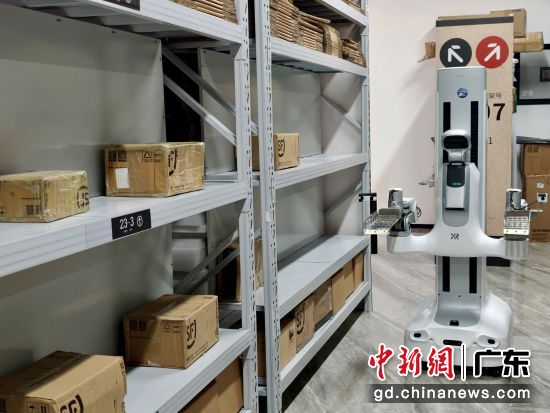 图为智能快递服务中心里机器人正在作业。彭程 摄 图为智能快递服务中心里机器人正在作业。彭程 摄