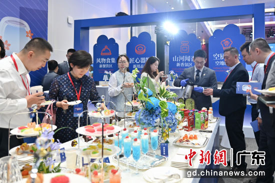 10月12日,中国南航集团航空食品有限公司在广州市举办“承味启新 食尚同行”2026年度服务焕新成果发布会,展示2026年度机上服务在新餐饮、新用品、新香氛等方面的提升成果,发布南航空厨空地联动服务规划,同时开启跨界品牌合作启动仪式。图为参会人员品尝现场展示的餐饮美食。 陈楚红 摄 10月12日,中国南航集团航空食品有限公司在广州市举办“承味启新 食尚同行”2026年度服务焕新成果发布会,展示2026年度机上服务在新餐饮、新用品、新香氛等方面的提升成果,发布南航空厨空地联动服务规划,同时开启跨界品牌合作启动仪式。图为参会人员品尝现场展示的餐饮美食。 陈楚红 摄