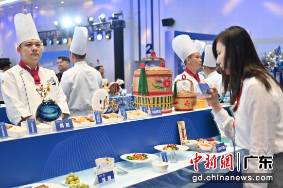10月12日,中国南航集团航空食品有限公司在广州市举办“承味启新 食尚同行”2026年度服务焕新成果发布会,展示2026年度机上服务在新餐饮、新用品、新香氛等方面的提升成果,发布南航空厨空地联动服务规划,同时开启跨界品牌合作启动仪式。图为现场展示的潮汕餐饮美食,吸引参会人员拍摄。 陈楚红 摄 10月12日,中国南航集团航空食品有限公司在广州市举办“承味启新 食尚同行”2026年度服务焕新成果发布会,展示2026年度机上服务在新餐饮、新用品、新香氛等方面的提升成果,发布南航空厨空地联动服务规划,同时开启跨界品牌合作启动仪式。图为现场展示的潮汕餐饮美食,吸引参会人员拍摄。 陈楚红 摄