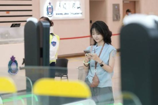 首位经皇岗口岸入境旅客。 首位经皇岗口岸入境旅客。