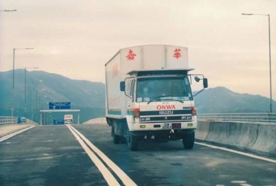1989年12月29日,第一辆从皇岗口岸入境的香港货车。 1989年12月29日,第一辆从皇岗口岸入境的香港货车。