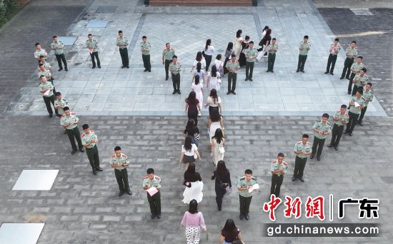 心形列队欢迎。唐国雷 摄 心形列队欢迎。唐国雷 摄