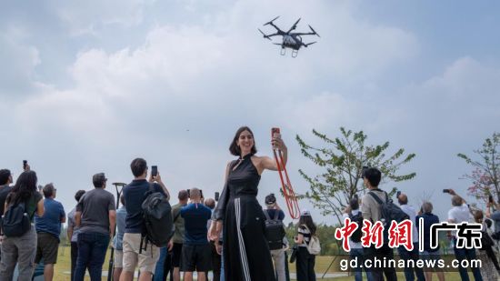 参观飞行汽车现场。主办方 供图 参观飞行汽车现场。主办方 供图