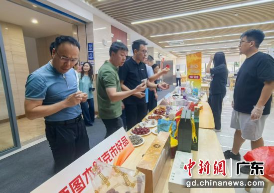 疆品“进食堂”主题推广活动10月16日在广东省委统战部机关食堂举办。通讯员 供图 疆品“进食堂”主题推广活动10月16日在广东省委统战部机关食堂举办。通讯员 供图