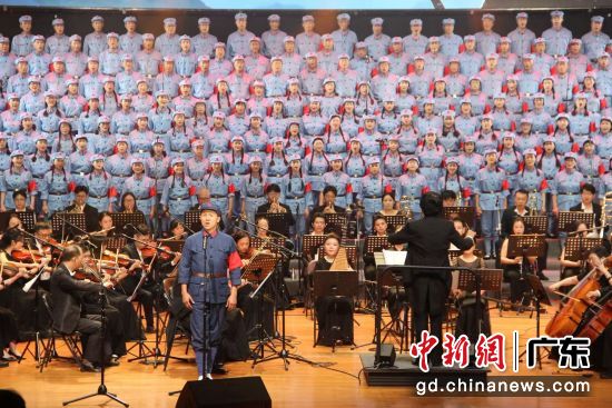 10月17晚,“长征组歌一一纪念红军长征胜利90周年交响合唱音乐会”在汕头市上演。主办方供图 10月17晚,“长征组歌一一纪念红军长征胜利90周年交响合唱音乐会”在汕头市上演。主办方供图