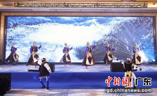 活动在工布舞演员与人形机器人的“山海共舞”表演中拉开帷幕。林芝经济开发区管理委员会 供图 活动在工布舞演员与人形机器人的“山海共舞”表演中拉开帷幕。林芝经济开发区管理委员会 供图