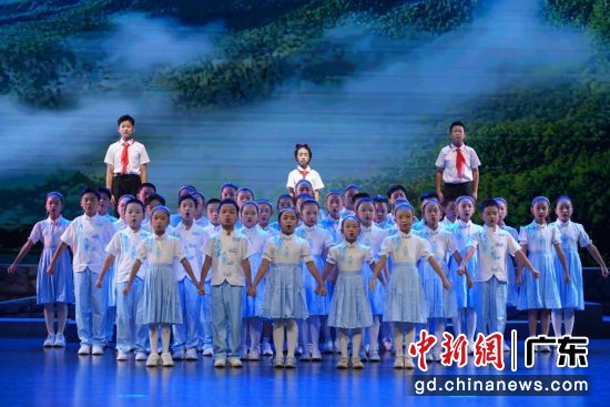 广州市少年宫红领巾讲解员朗诵《忆秦娥·娄山关》。 主办方 供图 广州市少年宫红领巾讲解员朗诵《忆秦娥·娄山关》。 主办方 供图