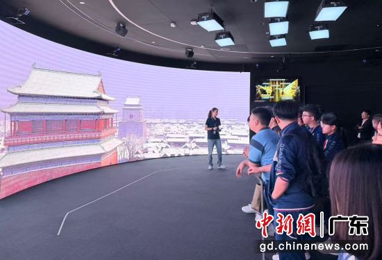 澳门师生在腾讯研学。胡俊瑶 摄 澳门师生在腾讯研学。胡俊瑶 摄