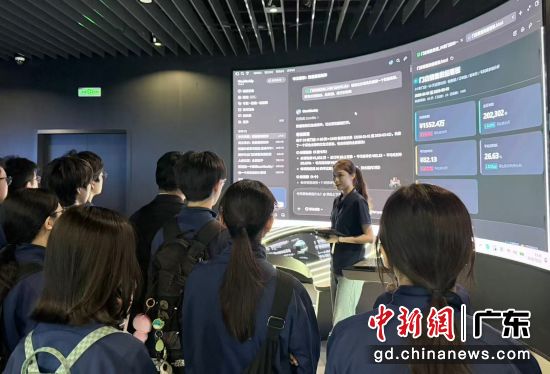 澳门师生在腾讯研学。胡俊瑶 摄 澳门师生在腾讯研学。胡俊瑶 摄