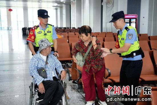 深圳铁路公安处东莞南站派出所把助老爱老融入日常勤务。受访者供图 深圳铁路公安处东莞南站派出所把助老爱老融入日常勤务。受访者供图