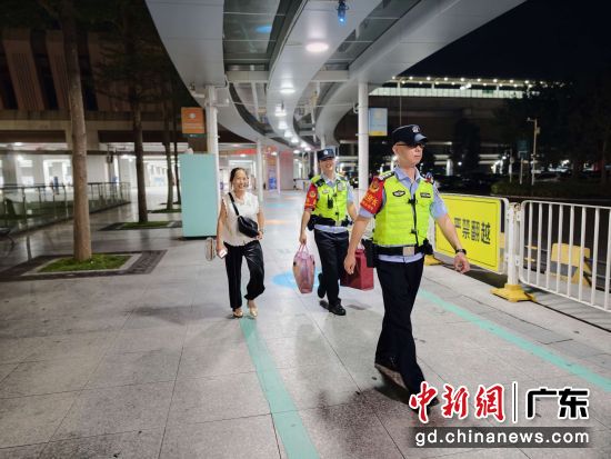 深圳铁路公安处东莞南站派出所把助老爱老融入日常勤务。受访者供图 深圳铁路公安处东莞南站派出所把助老爱老融入日常勤务。受访者供图