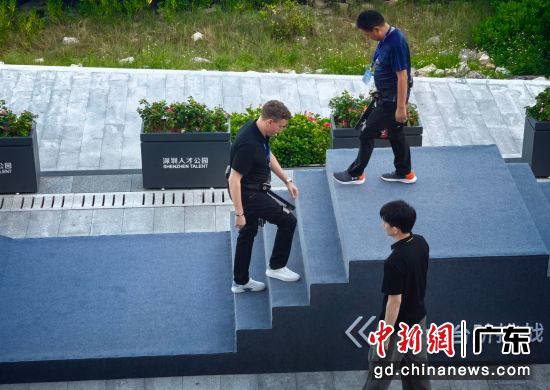 中外人士参与体验挑战。记者 索有为 摄 中外人士参与体验挑战。记者 索有为 摄