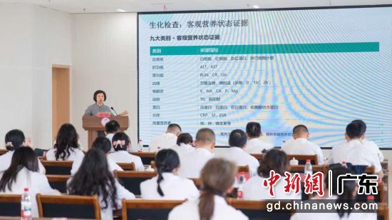 中国营养学会妇幼分会委员滕越为医护人员进行科学育儿知识培训。主办方 供图 中国营养学会妇幼分会委员滕越为医护人员进行科学育儿知识培训。主办方 供图