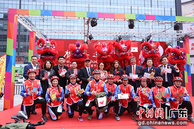 广州梦骑行队带来专为这次活动创作的 “神雕瑞虎贺新春”贺卡，赠予各位嘉宾。 龙辉 摄