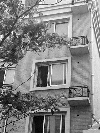 三名女孩裸身不拉窗帘 邻居一怒报警(组图)