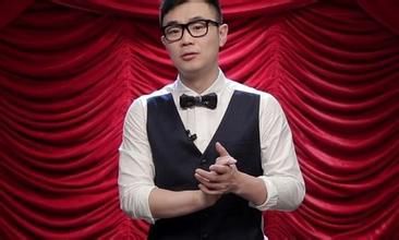 2007 年担任脱口秀节目《大鹏嘚吧嘚》的主持人而出道.