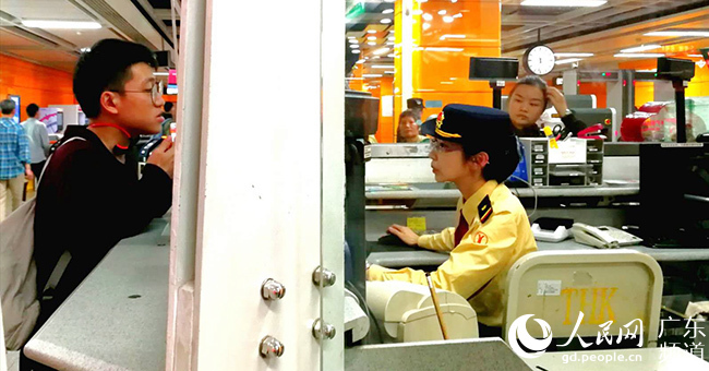 广州地铁站务人员杨伊帆工作中 王楠 摄