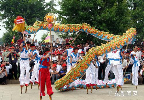 傩舞,蜈蚣舞,高跷人龙舞等一些当地传统文化也开始走出"深闺