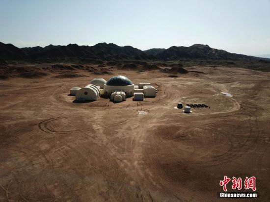 近日,摄影师用无人机航拍的甘肃金昌"火星"营地.