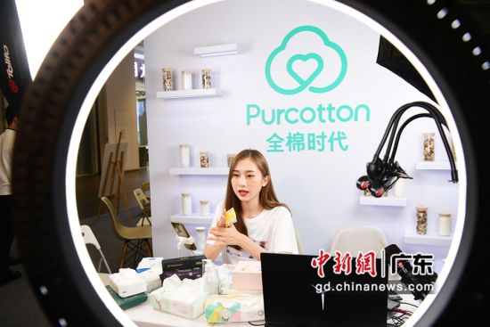 图为美丽女孩在展位上直播.中新社记者 陈文 摄