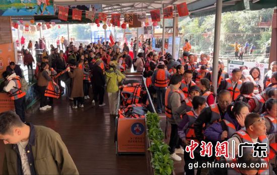 ͼΪӢ�·��ֶ����ɾ������������γ��档 ͨѶԱ ��ͼ