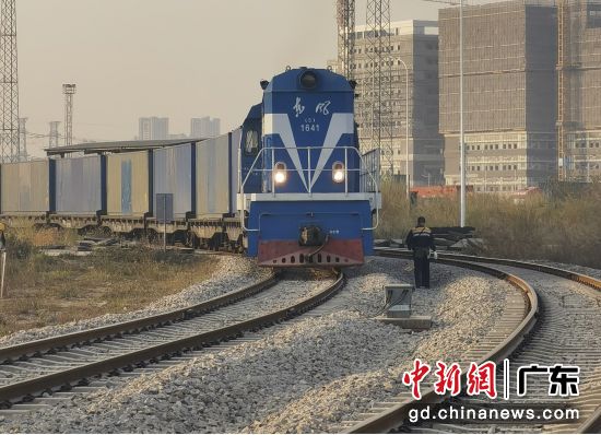 今年春运大湾区首趟二连中欧班列从广州东部公铁联运枢纽(增城西站)缓缓驶出。国铁广州局 供图