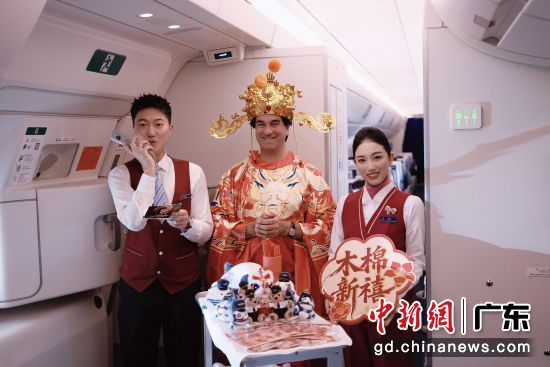 �����ϣ�һλ�⼮�ÿ�����������ү����װ���Ϸ����� ��ͼ