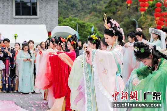 3��21�գ�2026��Զ�������ô������ͻ���ר���߱ʼ�ɽ�����촺�λ����»��ʽ��Ļ��ͼΪ��ֳ��Ļ������췽��ͼ