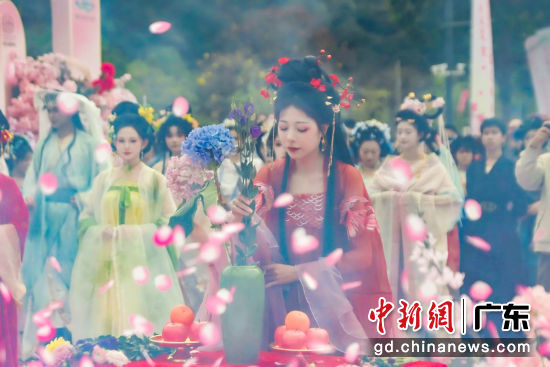 3��21�գ�2026��Զ�������ô������ͻ���ר���߱ʼ�ɽ�����촺�λ����»��ʽ��Ļ��ͼΪ��ֳ��Ļ������췽��ͼ