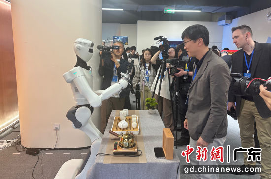 4��16�գ������ڻ����˹�չ����һ�����λ����������ݹ���衣���� �̾�ΰ ��