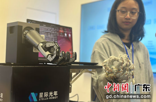 4��16�գ�һ�������������ڻ����˹�չ��չʾ������ �̾�ΰ ��