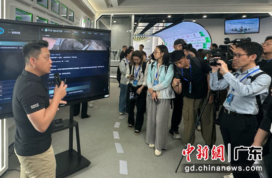 4��16�գ���λ�ڹ������޵����������Ƽ���˾���ù�˾������Ա����ʾһ���豸ά��������Ĳ������̡����� �̾�ΰ ��