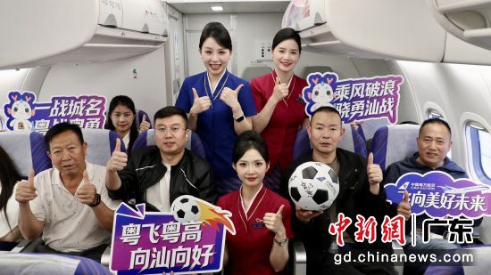 ���������ڼ�����ͷ���մ������⺽�࣬�����ɻ�C909���������п�̨������ͷ���չ�ͼ