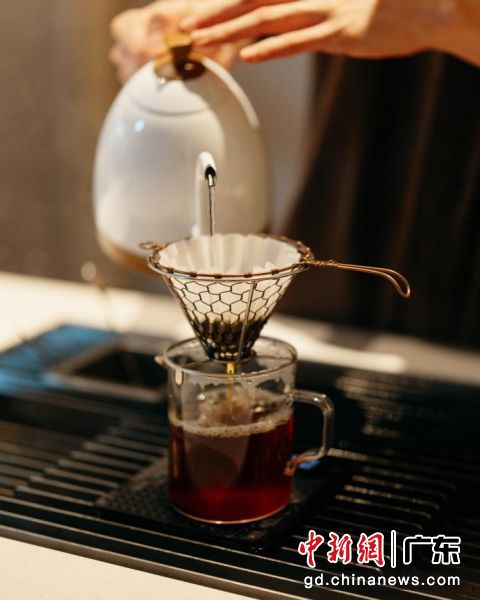 ��Ա���Ʋ衢��衢����Ĺ����������̳����ڹ˿���ǰ��ͨѶԱ ��ͼ