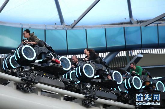5月10日,游客在上海迪士尼乐园体验"极速光轮摩托"项目.
